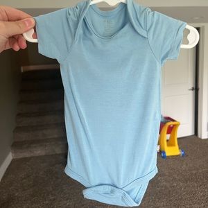 Kyte Baby short sleeve bodysuit in stream